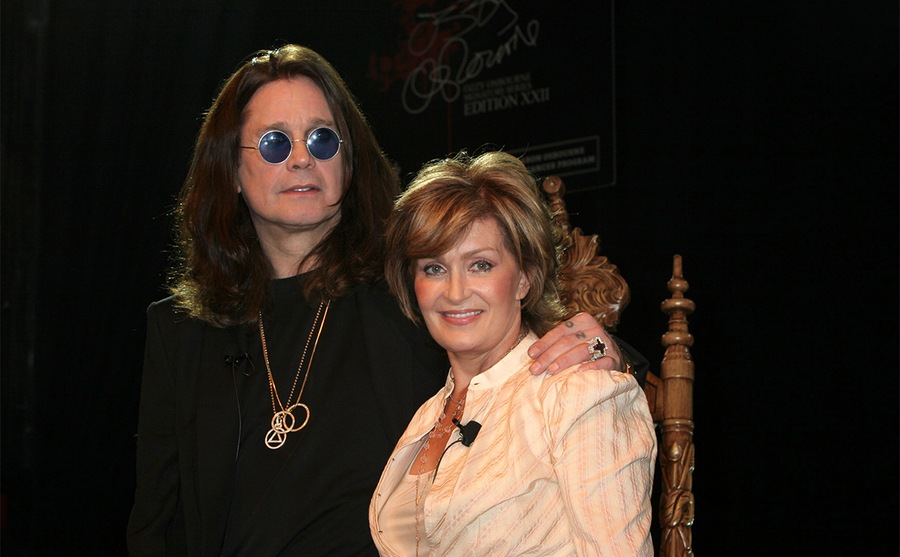 Ozzy abraçado com Sharon em uma clínica para tratamento de câncer de cólon 