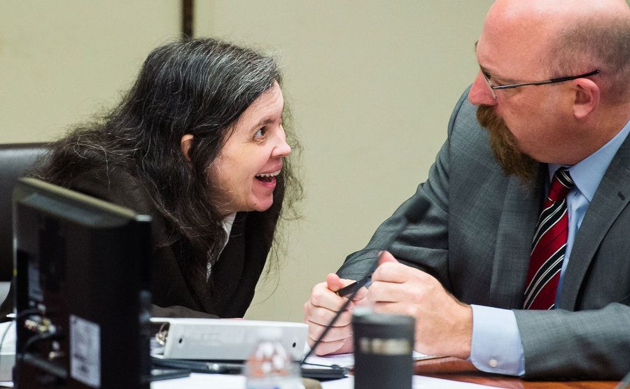 A picture of Louise talking to her lawyer in court.