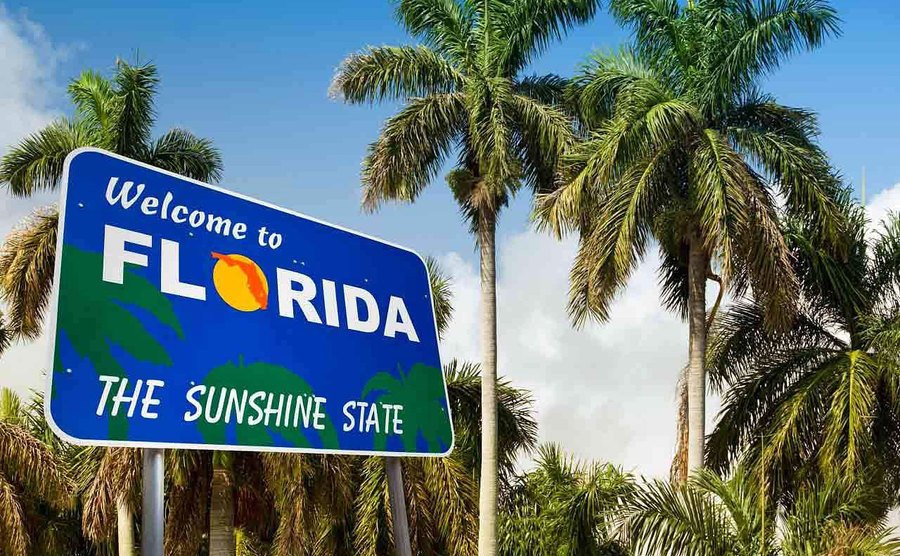 Ein Stadtschild, das Autofahrer in Florida willkommen heißt. 