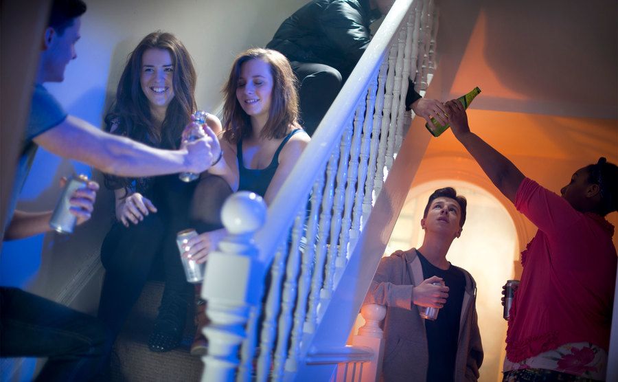 Adolescentes bebendo em uma festa em alguma casa.