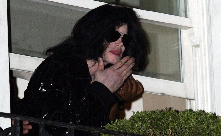 Michael Jackson na sacada num quarto de hotel