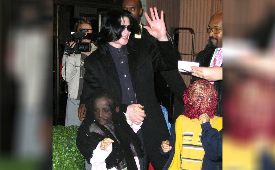 Michael Jackson mit Paris und Prince in der Öffentlichkeit mit bedeckten Gesichtern
