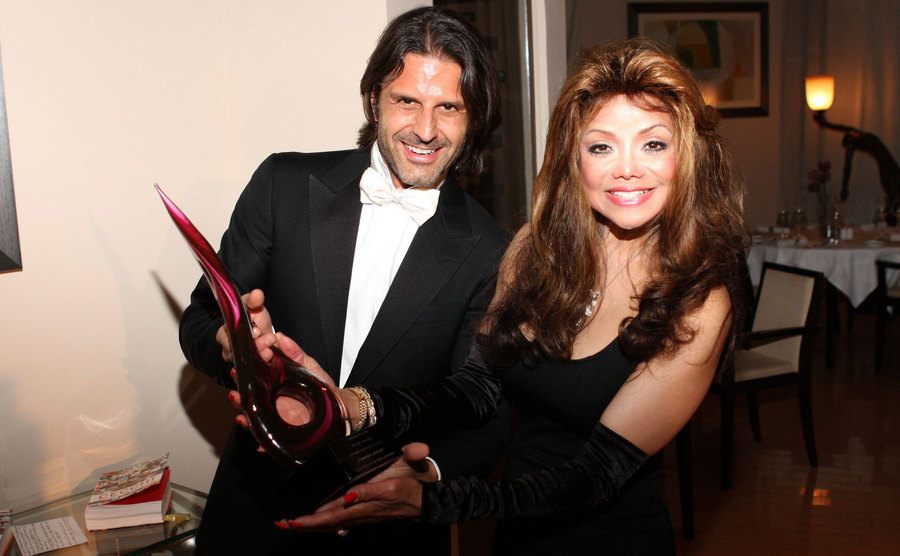 La Toya Jackson und Stefano Cecchi halten den „Lifetime Achievement Award“ für Michael Jackson im April 2010