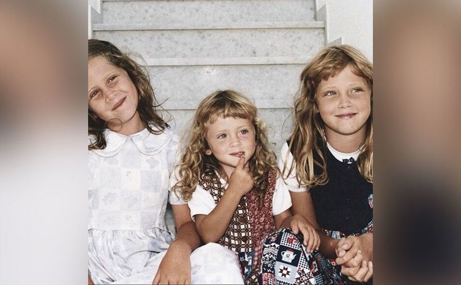 A photo of Chiara Ferragni and her sisters at a young age. 