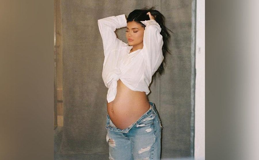 A photo of a pregnant Kylie. 