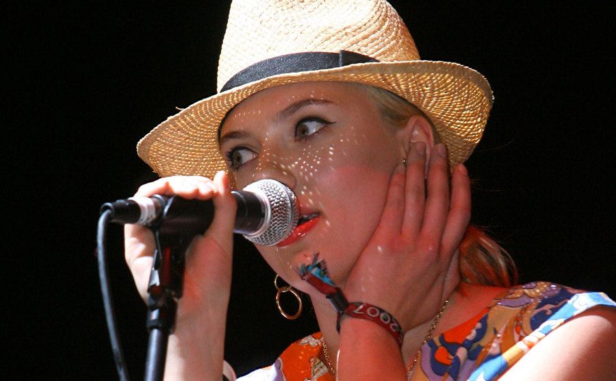Johansson sings on stage.