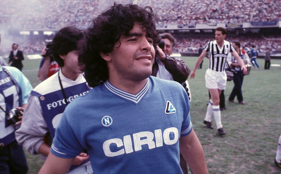 A dated image of Maradona during a football match.