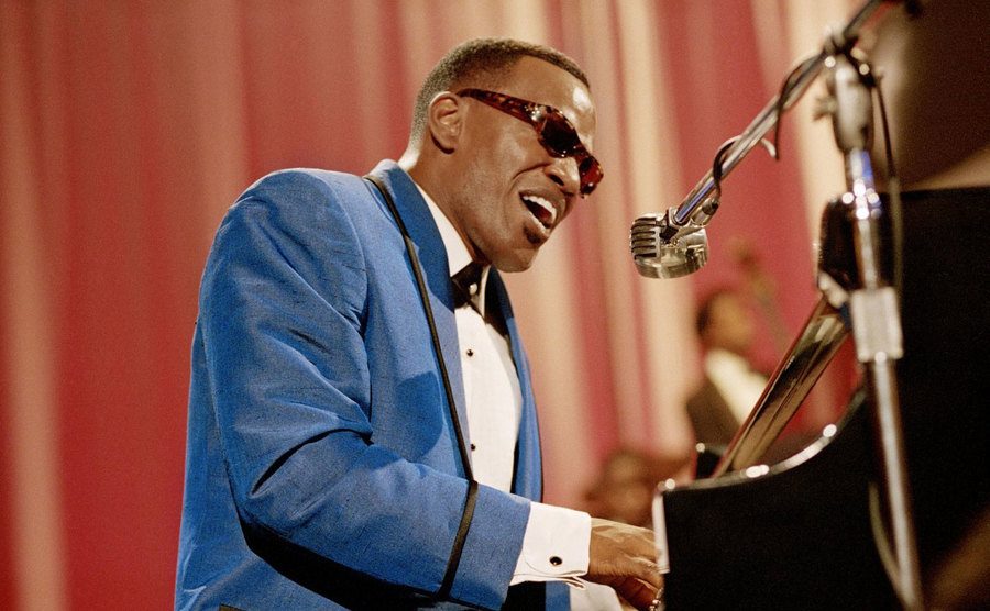 A promotional still of Foxx as Ray Charles.