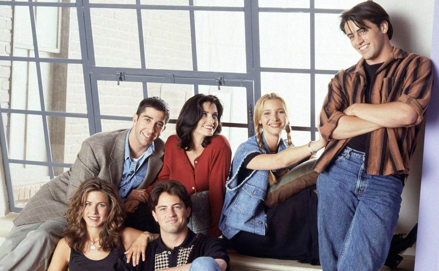 The cast of Friends pose on set. 